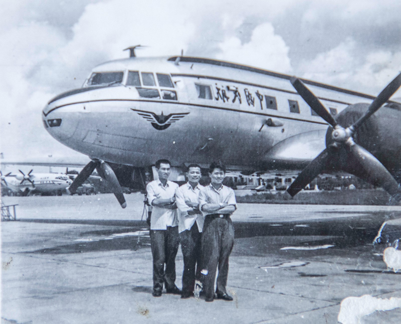 1973年，执行运输航线任务——执飞伊尔14型飞机（右一）。作者：陈松